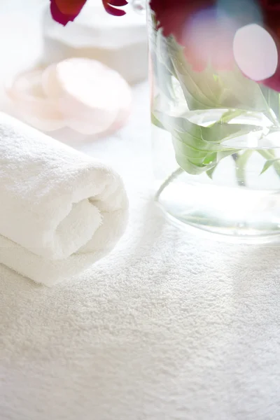 Ręcznik i róże — Zdjęcie stockowe