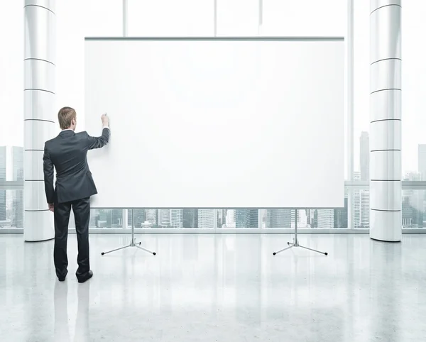 Empresário desenho em cartaz em branco — Fotografia de Stock