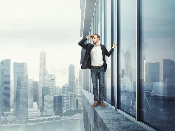 Uomo d'affari che guarda la città dal grattacielo — Foto Stock