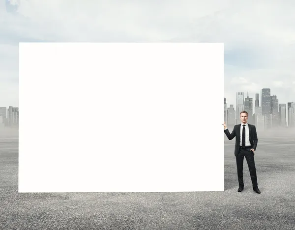 Empresário com cartaz em branco — Fotografia de Stock