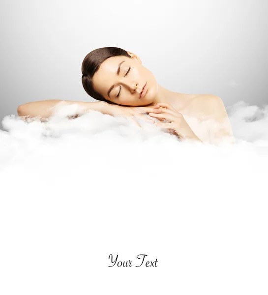 Retrato de uma menina dormindo em uma nuvem — Fotografia de Stock