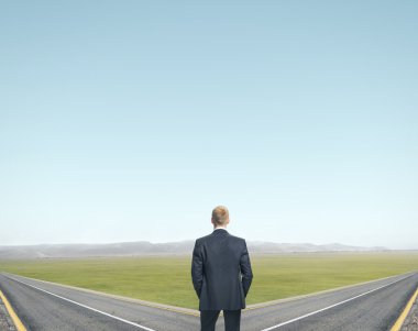 iki yol ayakta işadamı