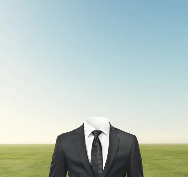 Hombre sin cabeza y fondo de campo verde — Foto de Stock