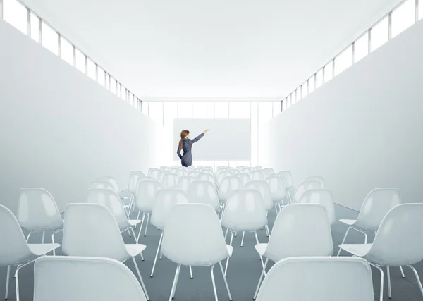 Kobieta stojąc w sala konferencyjna — Zdjęcie stockowe