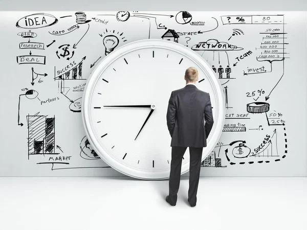 Man looking at clock — Stock Photo, Image