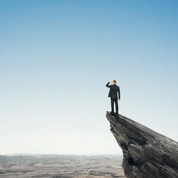 Man op zoek naar landschap — Stockfoto