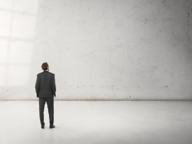 boş bir duvara bakarak işadamı