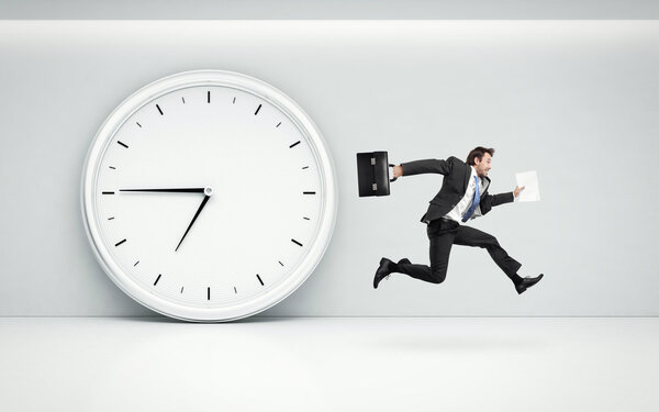 бизнесмен, бегущий с портфелем