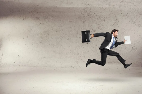 Hombre de negocios corriendo con un maletín — Foto de Stock