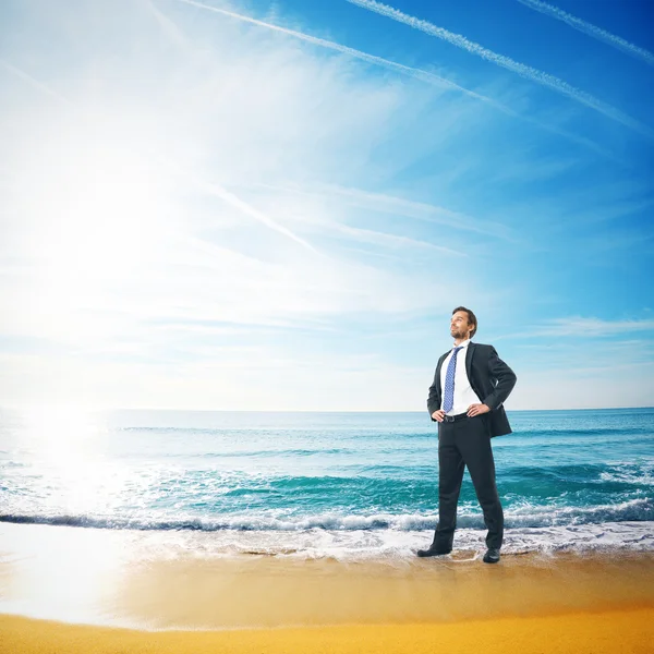 Бизнесмен, стоящий в морской воде — стоковое фото