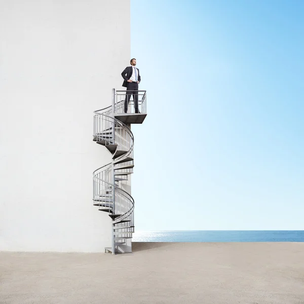 Homme d'affaires sur escalier en colimaçon — Photo