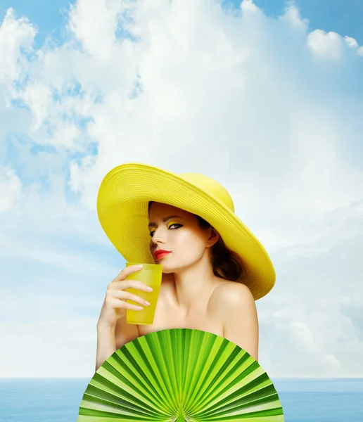 Mujer bebiendo jugo en una playa tropical — Foto de Stock