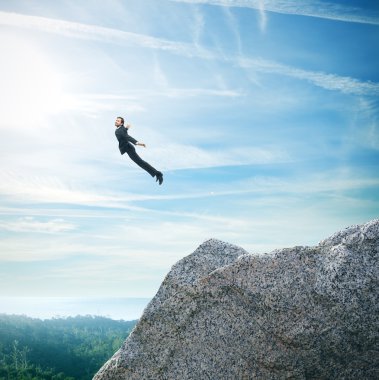 Dağların üzerinden uçan takım elbiseli adam