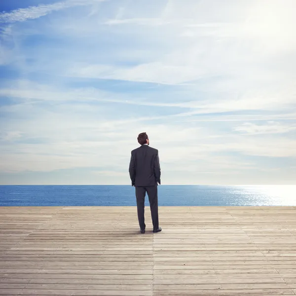 Zakenman permanent op een pier — Stockfoto