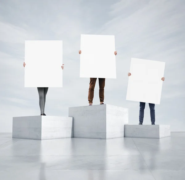 Persone in piedi su cubi e con manifesti in bianco — Foto Stock