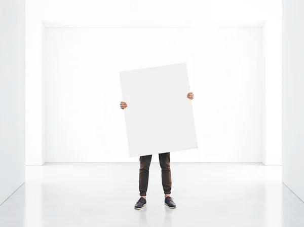 Mann mit leerem Plakat — Stockfoto