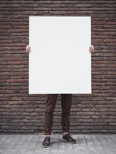 Homem segurando cartaz em branco — Fotografia de Stock