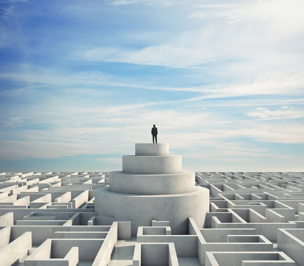 Man standing on podium in the middle of a maze — Stock Photo, Image