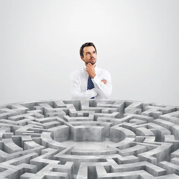 Labirinto e homem de negócios pensando — Fotografia de Stock