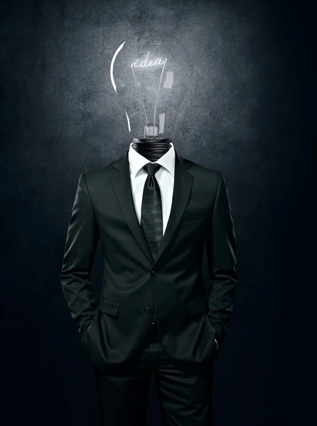 Бизнесмен с лампочкой вместо головы — стоковое фото