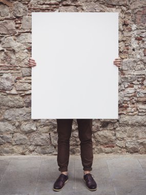 adam tutarak boş poster