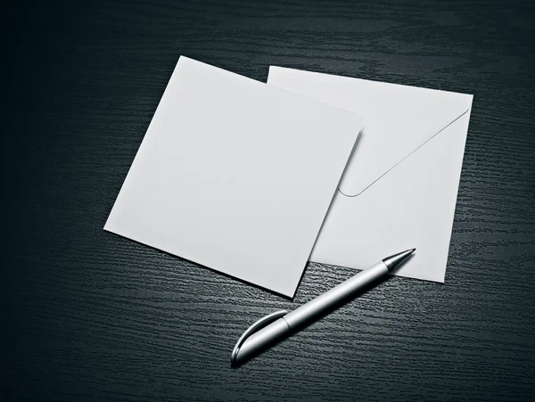 Lettre enveloppe blanche et stylo blanc — Photo