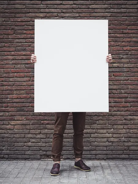 Чоловік тримає порожній плакат — стокове фото