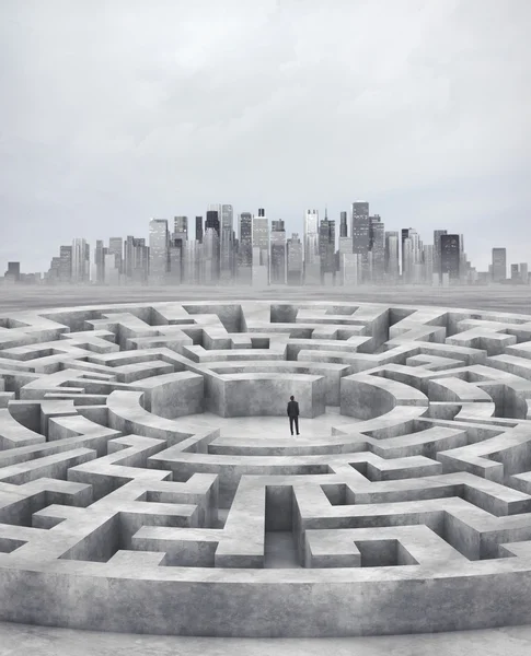 Üzletember egy labirintus közepén állva — Stock Fotó