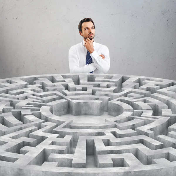Labyrinten och tänkande affärsman — Stockfoto