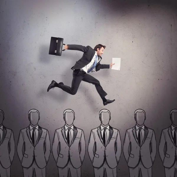 Hombre de negocios corriendo con un maletín: fotografía de stock