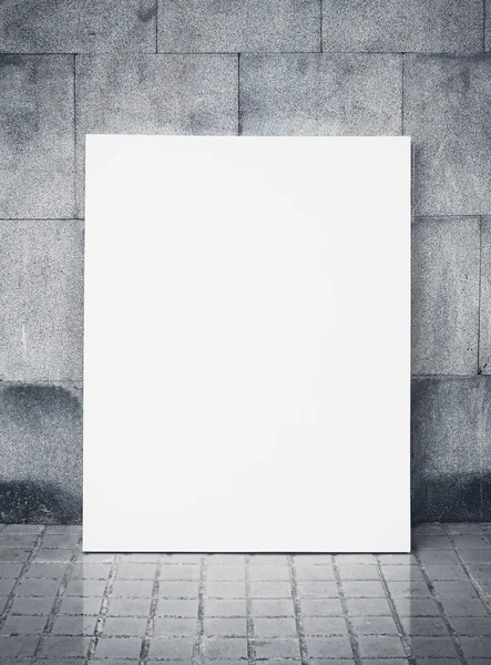 石の壁と空白のポスター — ストック写真
