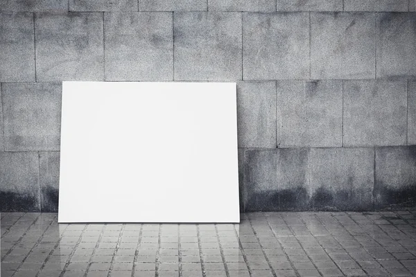 Parede Grungy e cartaz em branco — Fotografia de Stock