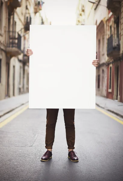 Homem segurando cartaz em branco — Fotografia de Stock