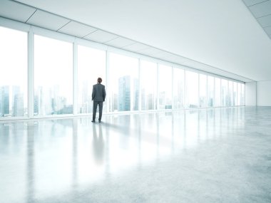 işadamı duran parlak office boş ve şehir bakmak