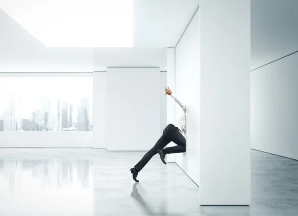 Affärsman som fastnar i kontor vägg — Stockfoto