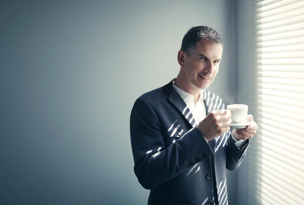 Retrato de homem de negócios com xícara de café — Fotografia de Stock