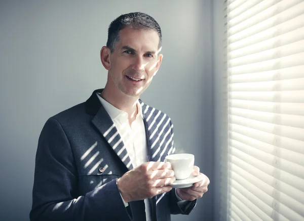 Retrato de hombre de negocios con taza de café — Foto de Stock