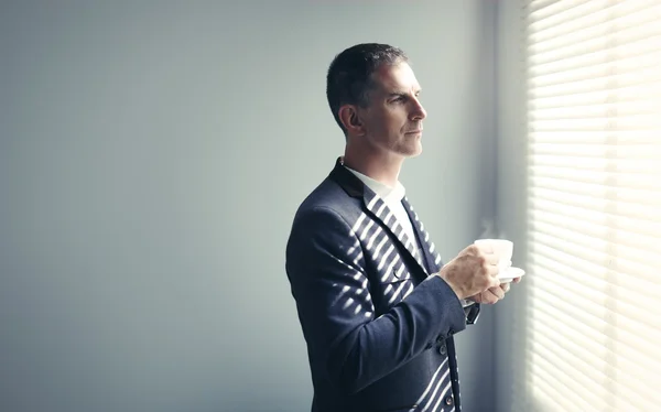 Retrato de hombre de negocios con taza de café — Foto de Stock