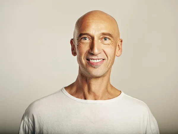 Retrato de un hombre sonriente — Foto de Stock