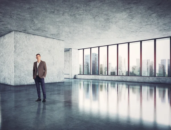Biznesmen stojący w nowoczesnym biurze jasny — Zdjęcie stockowe