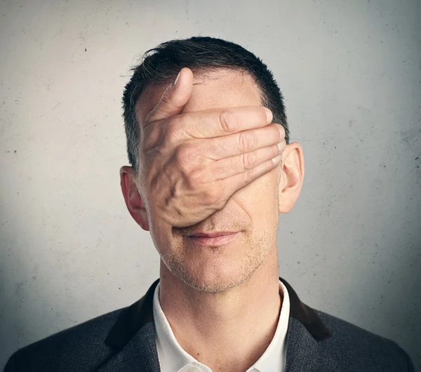 Retrato de un hombre con la mano cerrando los ojos — Foto de Stock