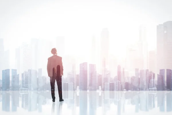 Επιχειρηματίας, στέκεται σε μια στέγη και κοιτάζοντας την πόλη — Φωτογραφία Αρχείου