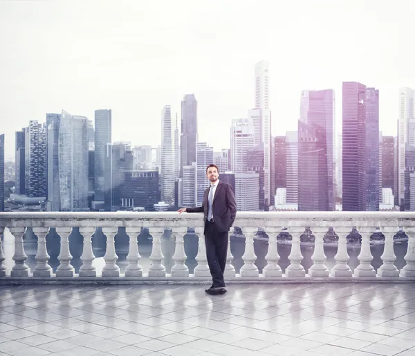 Homme d'affaires debout sur une terrasse — Photo