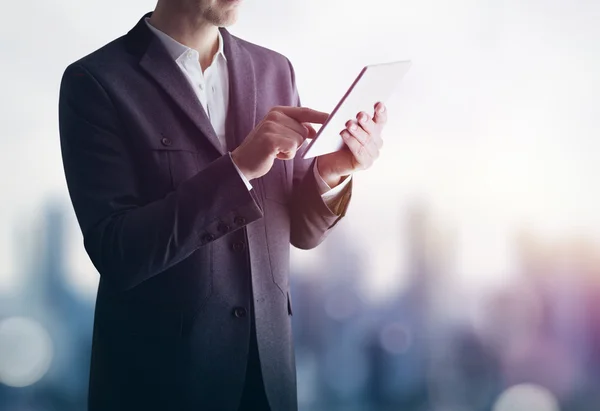 Zakenman met tablet computer — Stockfoto