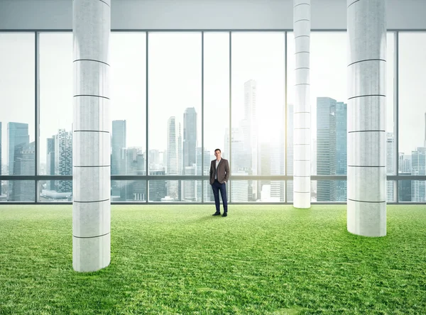 Geschäftsmann im modernen Büro — Stockfoto