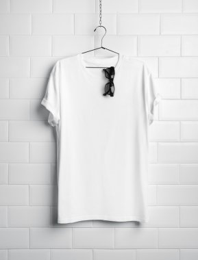 güneş gözlüğü ile t-shirt