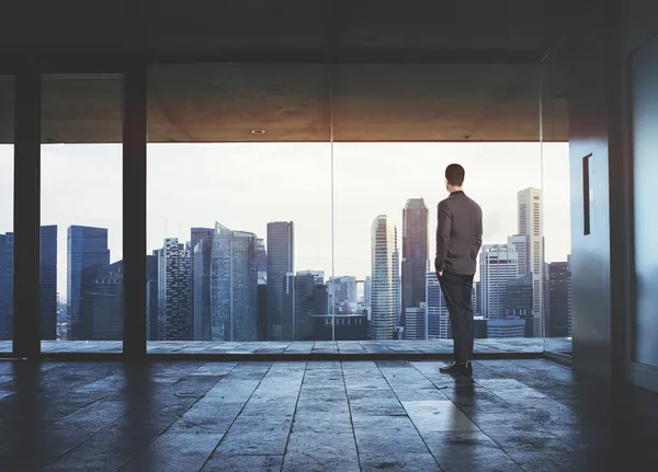 Empresario cerca de ventana — Foto de Stock