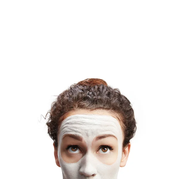 Любопытная женщина в глиняной маске — стоковое фото