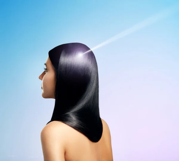 Donna con capelli protetti dal sole — Foto Stock