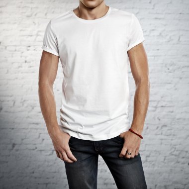 t-shirt giyen adam